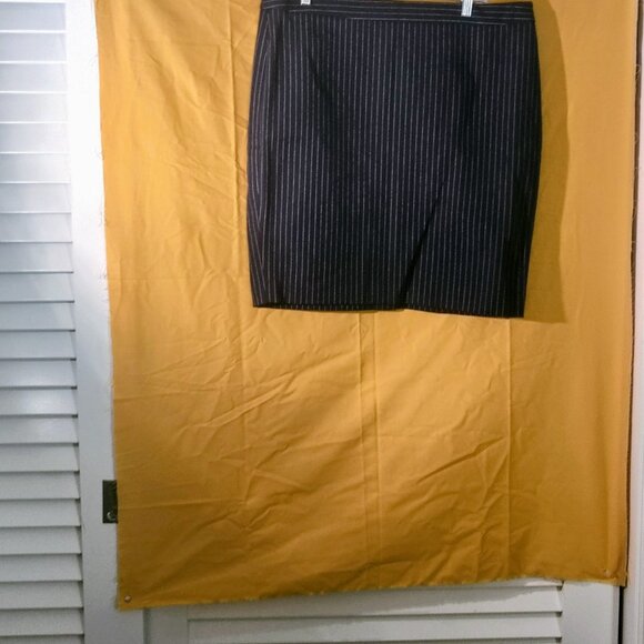 Banana Rerpublic  Mid Black Plaid Skirt - Picture 2 of 2